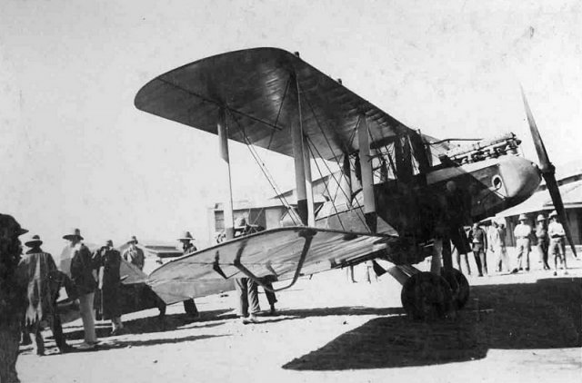 blake macmillan malins round-the-world flight attempt 1922 g-ebdl dh9a in karachi 0920-0003a